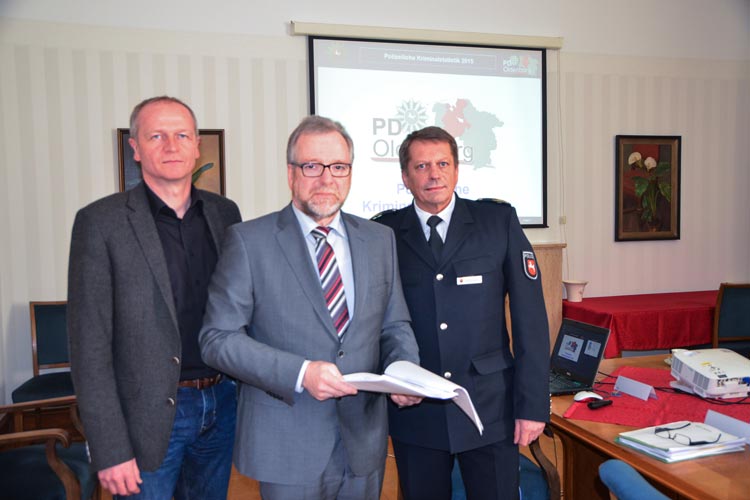 Polizeioberrat Thomas Kues, Polizeipräsident Johann Kühme und der Polizeivizepräsident Bernd Deutschmann stellten die Kriminalstatistik der Polizeidirektion Oldenburg für das Jahr 2015 vor.