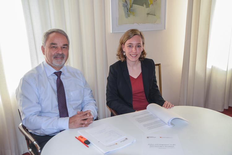 Jessica Leffers und Landschaftspräsident Thomas Kossendey stellen in Oldenburg die Bestandsaufnahme Kultur und Integration vor.