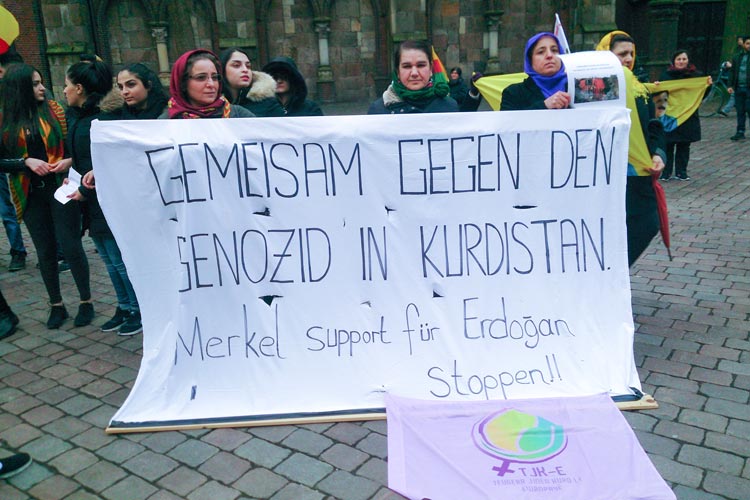 Rund 150 Kurdinnen und Kurden demonstrierten heute in Oldenburg gegen die Verbrechen an der Menschlichkeit in der Türkei.