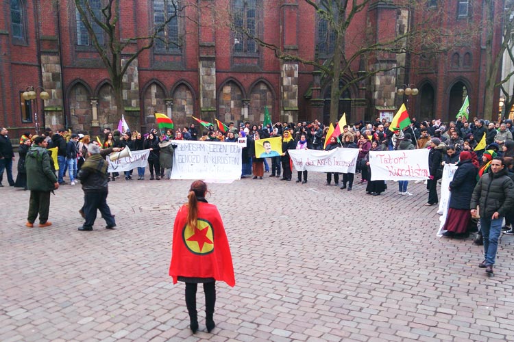 Kurden demonstrieren in Oldenburg.