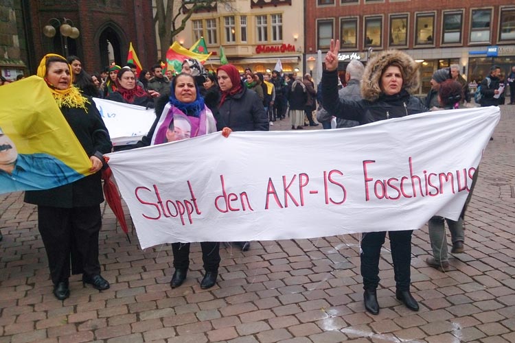 Kurden demonstrieren vor dem Oldenburger Rathaus.