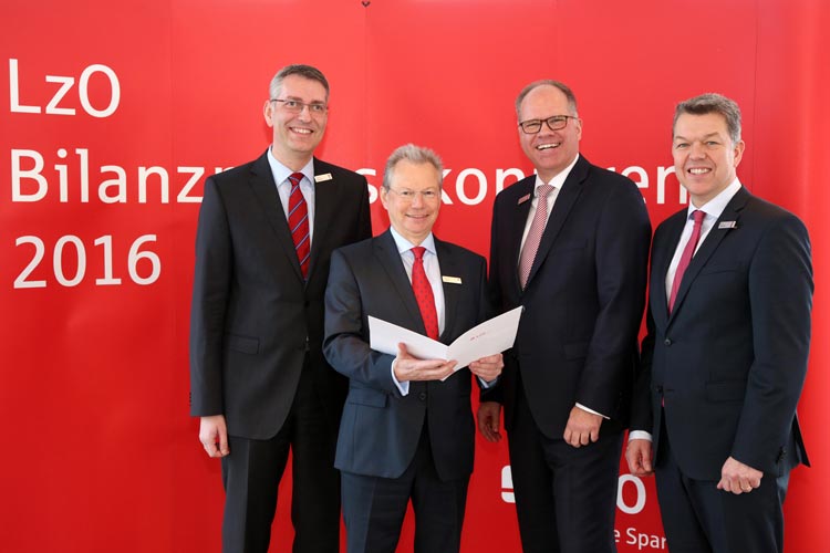 Der LzO-Vorstand Michael Thanheiser, Gerhard Fiand und Olaf Hemker stellten die Bilanz vor.