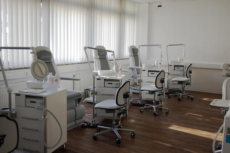 In dem neu eingerichteten Übungsraum der Podologieschule in Oldenburg können die Auszubildenden Praxiserfahrungen sammeln.