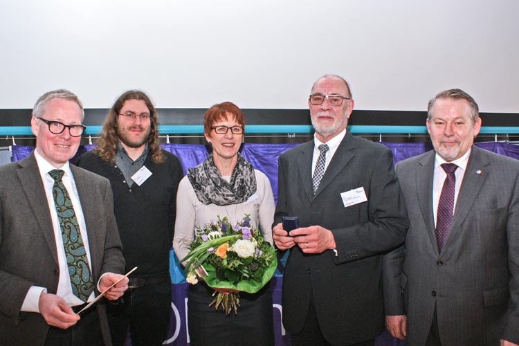 Thomas Feld überreichte in Gegenwart von Dirk Lampe, Hildegard Lampe und Jörg Röhmann, Staatssekretär im Niedersächsischen Ministerium für Soziales, das Goldene Kronenkreuz an Theo Lampe.