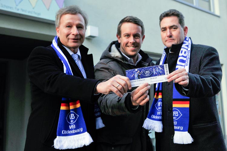 Stefan Könner (GSG), Philipp Herrnberger und Jürgen Müllender (Öffentliche Versicherungen) freuen sich auf die Eröffnung der Blauen Burg, der neuen Heimat des VfB Oldenburg in der Innenstadt.