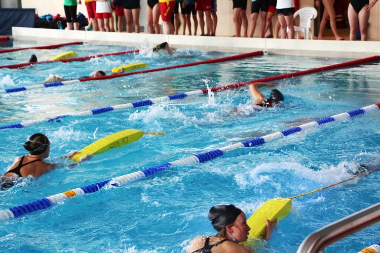 Die DLRG-Schwimmer mit Gurtretter treten in Oldenburg im Wettkampf gegeneinander an.