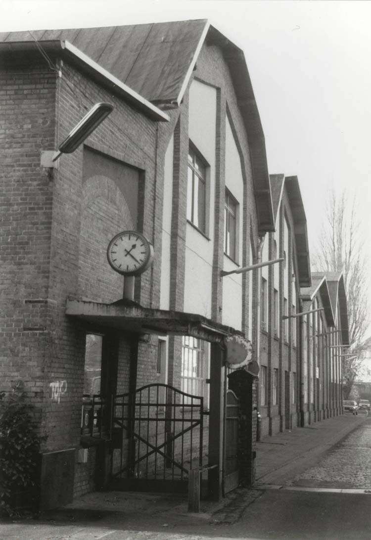 Ausbesserungswerk der Deutschen Bahn, Hallen 4 und 5, Nordfassade und Werkstor, 3. Dezember 1994.