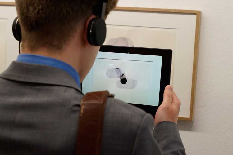 Mit einem Tablet können in der Ausstellung Move The Line im Oldenburger Horst-Janssen-Museum Linien in Bewegung gebracht werden.