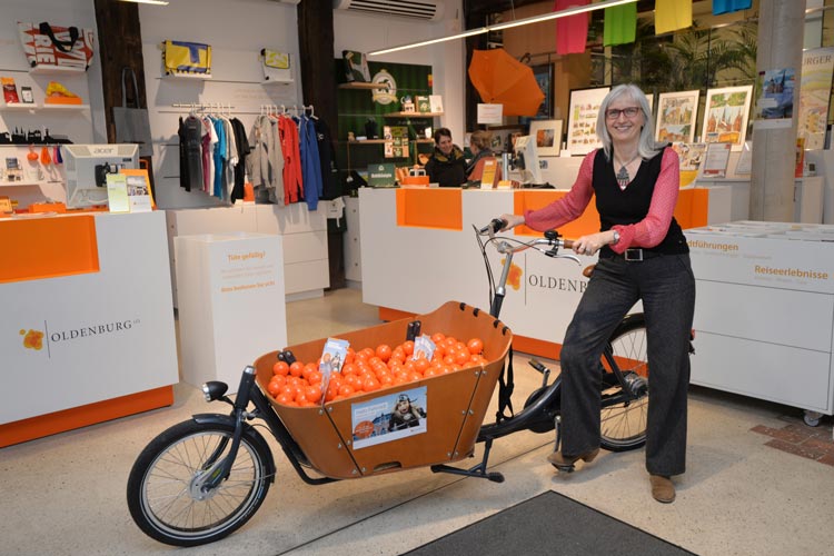 OTM-Geschäftsführerin Silke Fennemann wird mit ihrem Team während des ersten Oldenburger Fahrradfestivals Hallo Fahrrad Regenponcho-Notfallkugeln verteilen.