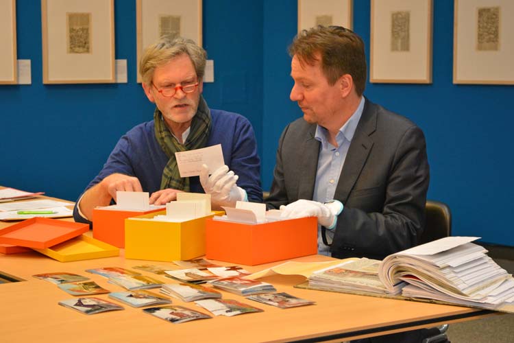 Friedrich Precht und Dr. Andreas von Seggern stöbern in einigen Kisten des Fotoarchivs im Oldenburger Stadtmuseum.