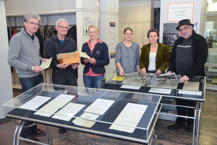 Claus Ahrens, Gerd Steinwascher, Karin Jens, Kerstin Sturm, Romy Meyer und Ali Zahedi laden zum Tag der Archive am 5. März in Oldenburg ein.