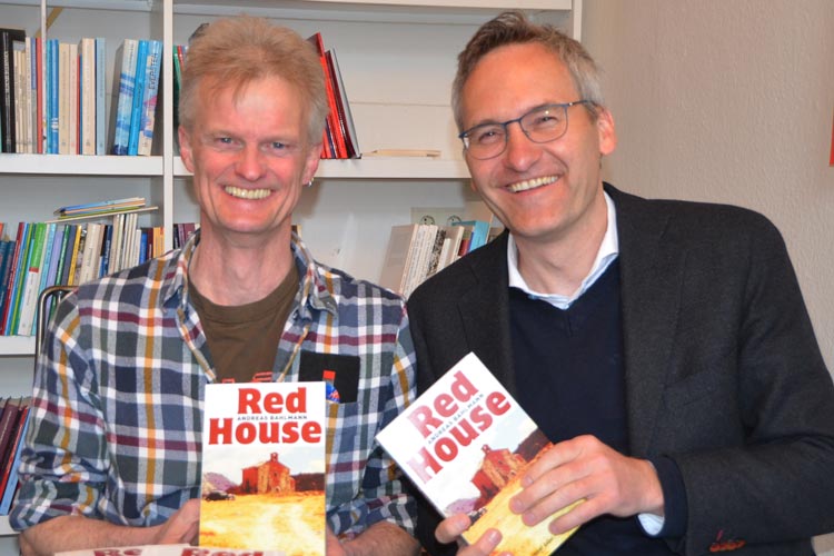 Andreas Bahlmann und Florian Isensee stellten das Buch Red House vor.