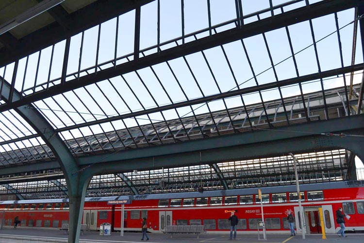 Die DB Regio empfängt die Fahrgäste des Regionalexpresses auf der Strecke Hannover-Bremen-Oldenburg-Norddeich mit einem LichtKlang-Konzept.