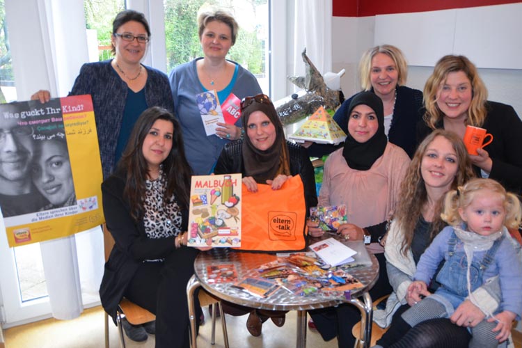Acht Frauen gaben den Startschuss für das Projekt Elterntalks in Oldenburg: Simone Zanjani, Larissa Kaschuba, Petra Bremke-Metscher, Claudia Blohm sowie Nina Hachemane, Nadine Bekkari, Alia May und Lina Catina Grimm.