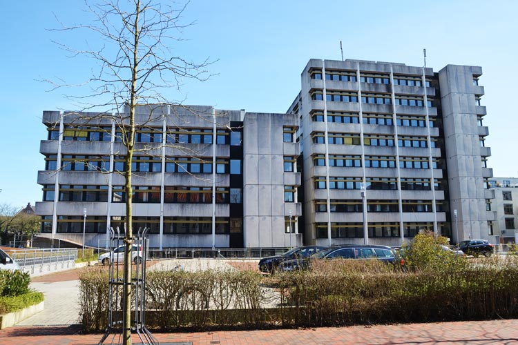 Sicherheitszäune umgeben zurzeit das marode Finanzamtsgebäude an der 91er Straße in Oldenburg, das die Mitarbeiter im nächsten Jahr verlassen müssen.