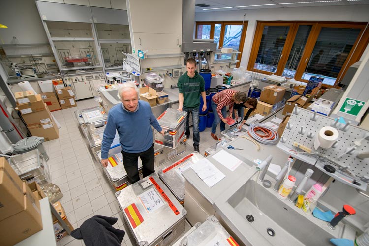 Wissenschaftlicher Fahrtleiter Prof. Dr. Meinhard Simon sowie die Wissenschaftler Mathias Wolterink und Birgit Kürzel packen im Oldenburger Institut für Chemie und Biologie des Meeres Geräte und Materialien für die Forschungsfahrt.