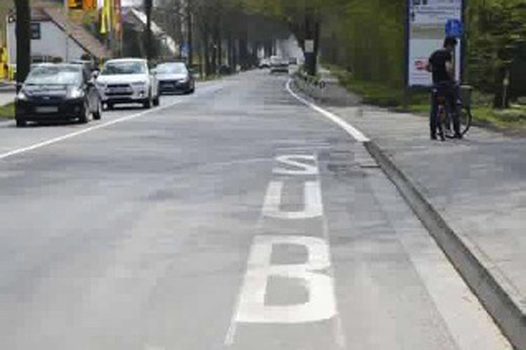 Für viel Spaß sorgte heute die neue Aufschrift vor der Bushaltestelle an der Alexanderstraße am Eingang zum ehemaligen Fliegerhorst.