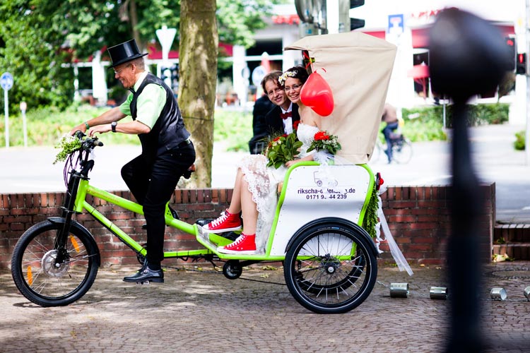 Statt Pferdekutsche oder Limousine: In Oldenburg kann es nach der Trauung auch mit einer Rikscha durch die Stadt gehen.