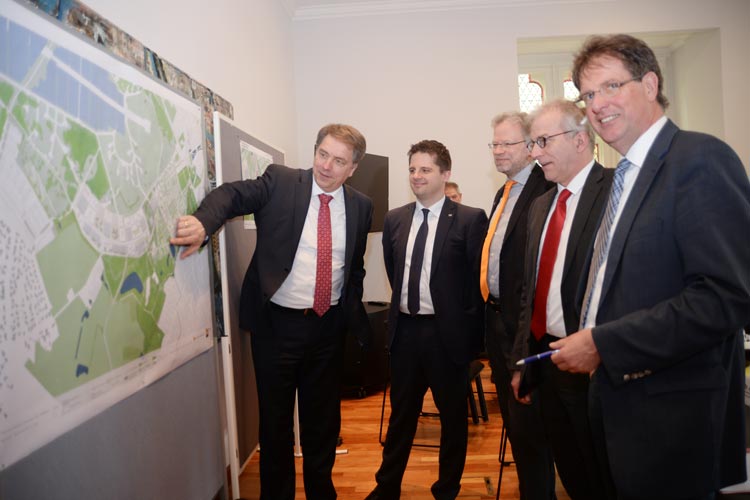 Oberbürgermeister Jürgen Krogmann, Dr. Sebastian Lehnhoff, Dr. Martin Fränzle sowie Roland Hentschel und Klaus Wegling möchten Oldenburg auf den Weg zur Smart City bringen.