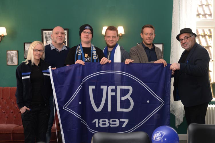 Katharina Kunze, Olaf Gurk, Jan Krieger, Jendrik Punke, Philipp Herrnberger und Farschid Ali Zahedi sind begeistert von dem Filmprojekt Zwischen Himmel und Hölle – 120 Jahre VfB Oldenburg.