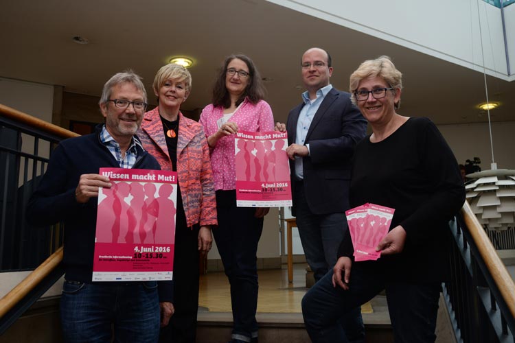 Dr. Hermann Klasen, Tumorzentrum Weser-Ems e.V., Rita Deeken und Andrea Mahnken, beide Betroffenen-Initiative Brustkrebs (BIB), Reza Bayat, Krebsberatungsstelle im Gesundheitsamt der Stadt Oldenburg, sowie Renate Vossler, stellvertretende Gleichstellungsbeauftragte der Stadt Oldenburg, laden zum Brustkrebsinformationstag ein.