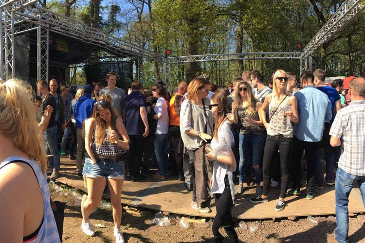 Bei der Kultparty rund um den Drögen Hasen in Oldenburg kamen mehr als tausend Besucher zum traditionellen Frühtanz zusammen.