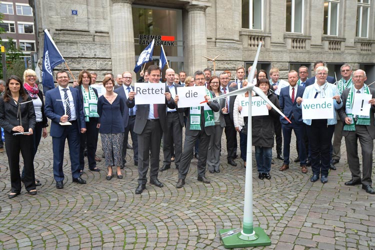 Die Mitarbeiter der Bremer Landesbank aus dem Bereich Projektfinanzierung Erneuerbare Energien beteiligten sich heute an der Warnminute 5 vor 12 in Oldenburg.