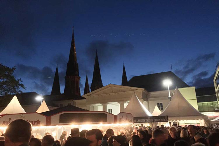Das 1. Oldenburger Bierfest auf dem Oldenburger Schlossplatz wurde sehr gut besucht.