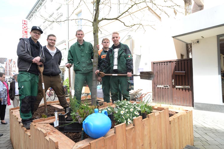 Die Gartenbauauszubildenden der Gemeinnützigen Werkstätten Oldenburg Tom Adam, Julien Gerhus, Stefan Janssen, Kevin Scheumer und Alexander Golz haben die Hochbeete in der Oldenburger Haarenstraße gebaut.