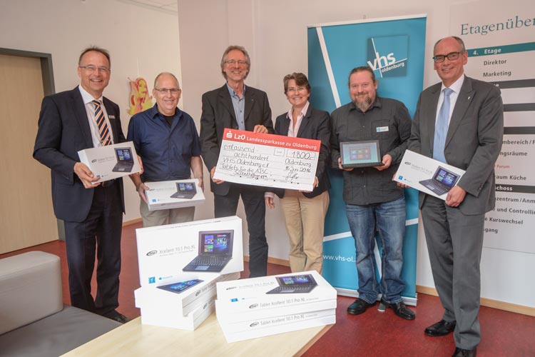 Möchten Oldenburger Analphabeten neue Bildungschancen bieten: Christian Köhler (LzO Stiftung), Ernst Lorenzen (ABC-Selbsthilfegruppe), Achim Scholz (VHS), Gabriele Mesch (LzO Stiftung), Karsten Cornelius (EDV-Lehrkraft), Andreas Gögel (VHS).