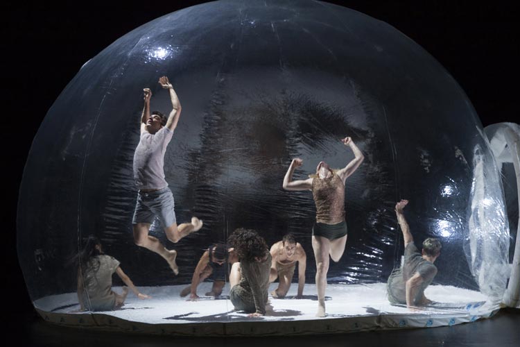 Die BallettCompagnie Oldenburg tanzt City Moves in einer Bubble.