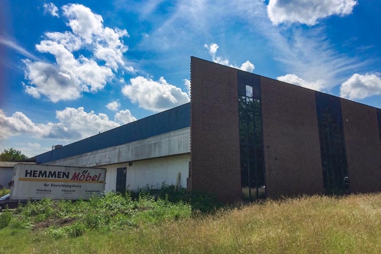 Neuer Anreiz für das Projekt „Bandhaus“ im leerstehenden, ehemaligen Möbelhaus Hemmen. Foto: Jonas Rother Zur Beseitigung der Probenraumknappheit in Oldenburg fordern CDU und Freie Wähler eine sinnvolle Nutzung der Möbelhalle Hemmen.