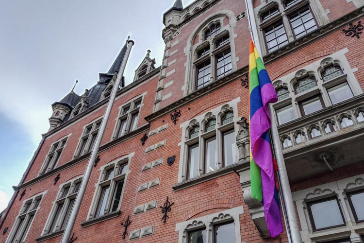 In Oldenburg wurden die CSD Flaggen auf Halbmast gesetzt.