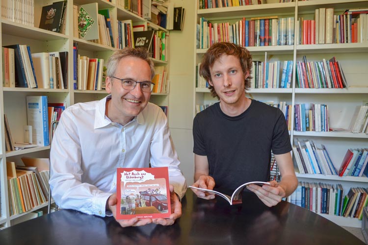 Florian Isensee und Hannes Mercker zeigen den neusten Cartoon-Band der Oldenburg-Serie.