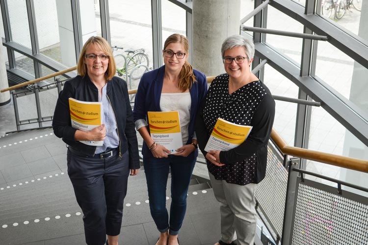 Sabine Kyora, Laura Goetz und Susanne Haberstroh informierten über forschen@studium, die erste Konferenz zu studentischer Forschung in Oldenburg.