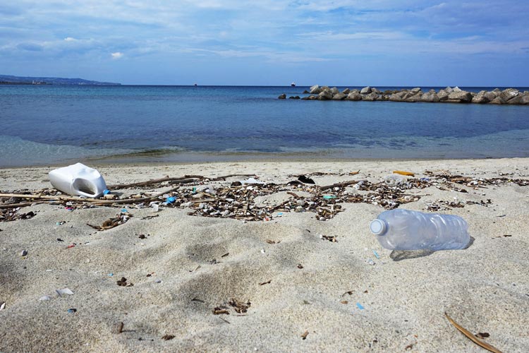 Bis zu 13 Millionen Tonnen Kunststoff gelangen jedes Jahr von Land aus ins Meer. Foto: Max Seiler / Greenpeace Bis zu 13 Millionen Tonnen Kunststoff gelangen jedes Jahr von Land aus ins Meer.