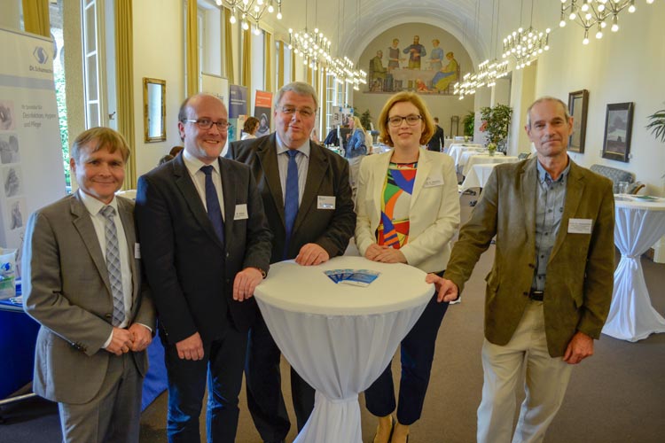 Dr. Matthias Pulz, Dr. Robin Köck, Dr. Jörg Herrmann, Dr. Kerstin Wahlers und Prof. Dr. Markus Dettenkofer (von links) entwickeln Konzepte, um die Schlagkraft von Antibiotika wieder zu erhöhen.