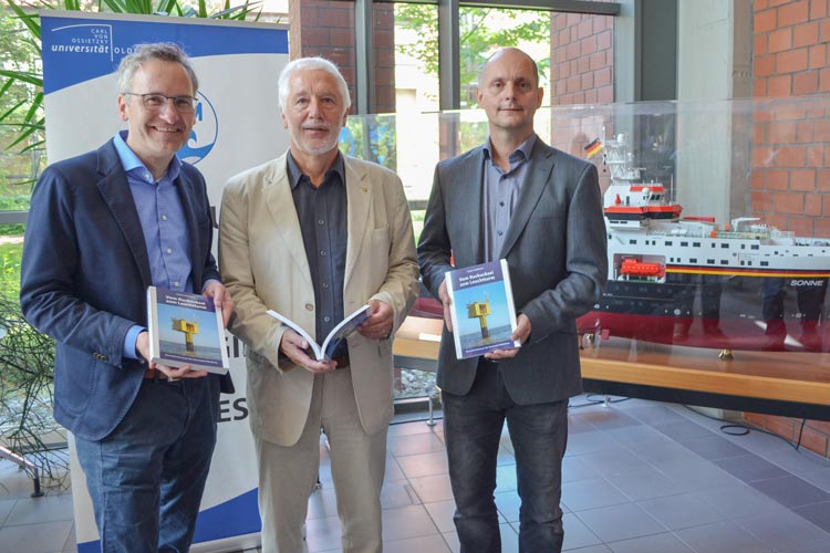 Verleger Florian Isensee, Jürgen Rullkötter und Bernd Blasius (von links) stellten die Chronik „Vom Kuckucksei zum Leuchtturm“ vor.