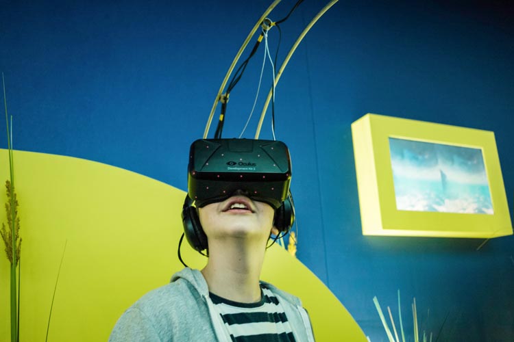 Mit einer Virtual-Reality-Brille tauchen die Besucher durch ein tropisches Korallenriff. Foto: Ilja Hendel / Wissenschaft im Dialog Mit einer Virtual-Reality-Brille tauchen die Besucher der Ausstellung Meere und Ozeane auf der MS Wissenschaft in Oldenburg durch ein tropisches Korallenriff.