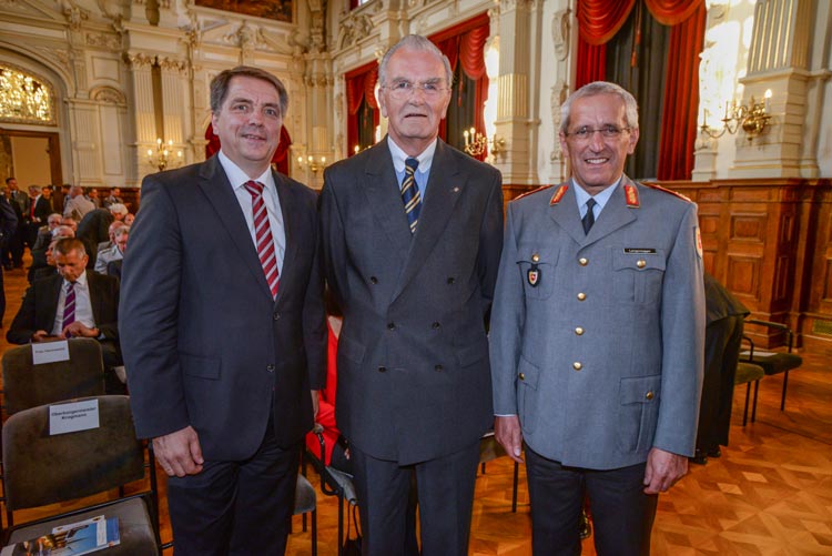 Oberbürgermeister Jürgen Krogmann, General a.D. Helge Hansen und Generalmajor Johann Langenegger beim Festakt zur Patenschaft der 1. Panzerdivision im Oldenburger Schloss.