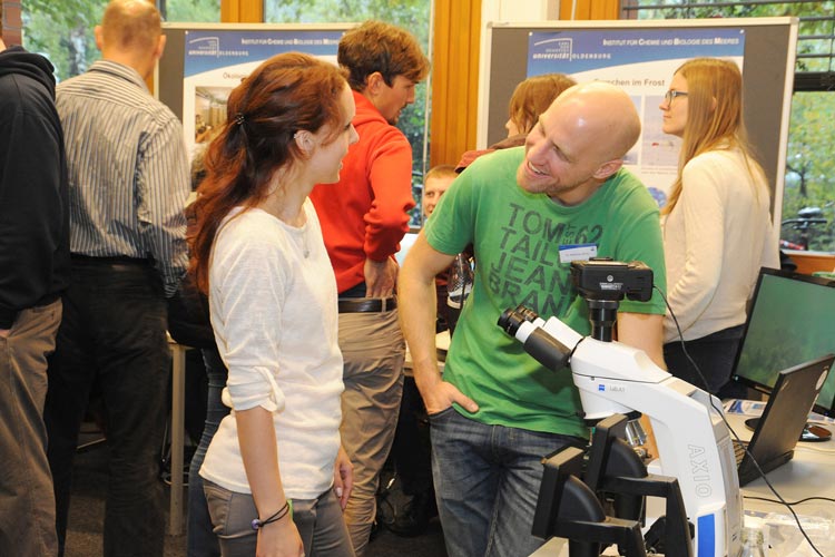 An der Universität Oldenburg kommen Schüler, Studierende und Lehrende beim Tag der offenen Tür ins Gespräch.