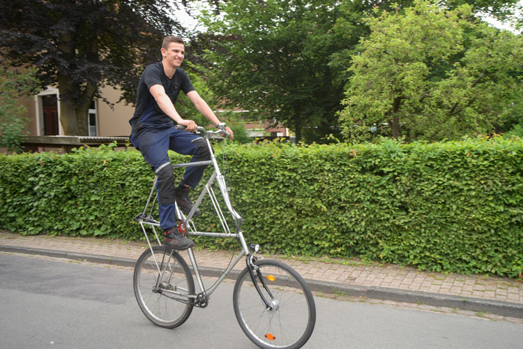 Frederik Vosgerau auf seinem Tallbike in der Oldenburger Koppelstraße.