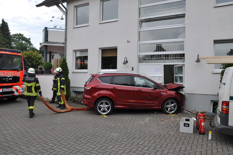 Ein 82-Jähriger hat heute im Largauweg die Kontrolle über sein Fahrzeug verloren. Foto: Polizeiinspektion Oldenburg - Stadt / Ammerland Verkehrsunfall auf dem Largauweg in Oldenburg-Osternburg mit einer lebensgefährlich verletzten Frau.