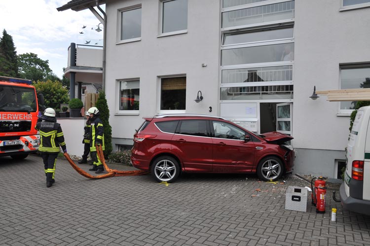 Verkehrsunfall auf dem Largauweg in Oldenburg-Osternburg mit einer lebensgefährlich verletzten Frau.