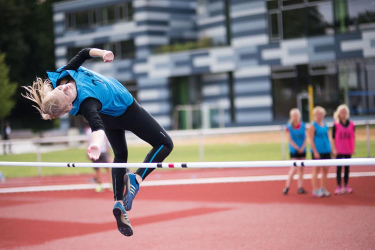 Im sportlichen Wettkampf treten vier Universitäten aus Oldenburg, Kiel, Hannover und Vechta gegeneinander an. Foto: Leibniz Universität Hannover / ZfH Die Carl von Ossietzky Universität Oldenburg tritt in den Disziplinen der Leichtathletik gegen die Unis aus Kiel, Hannover und Vechta an.