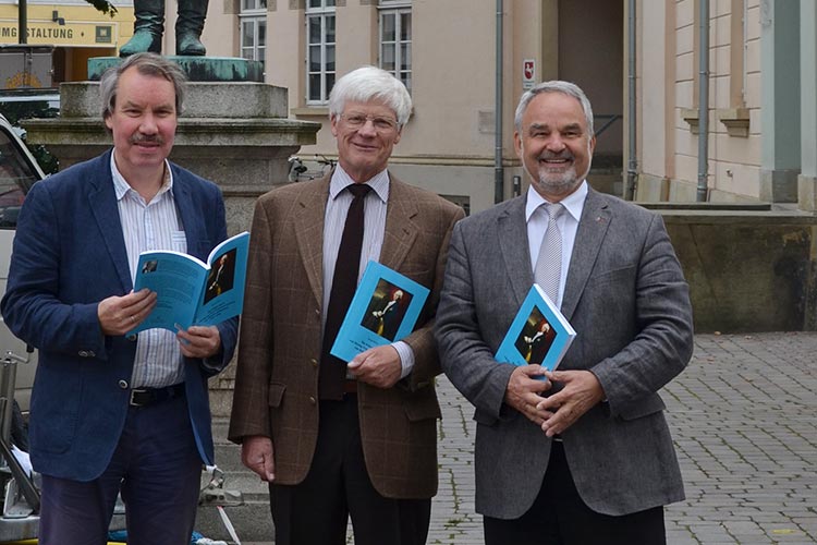 Geschäftsführer der Oldenburgischen Landschaft Dr. Michael Brandt, Autor Dr. Bernd Müller, Landschaftspräsident Thomas Kossendey (von links) präsentieren die Studienergebnisse. Foto: Oldenburgische Landschaft Der Historiker Dr. Bernd Müller hat kürzlich eine Arbeit zu den frühen Jahren des Oldenburger Herzogs Peter Friedrich Ludwig vorgelegt.