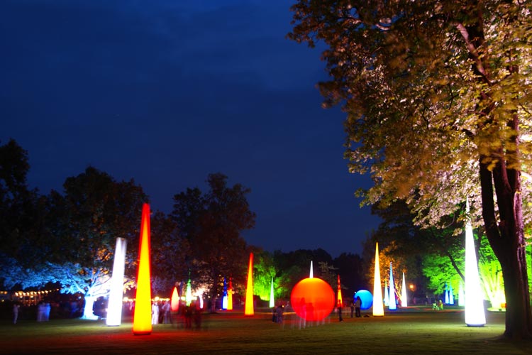 Riesige Lichtelemente geben dem Kurpark zur Bad Zwischenahner Lichternacht eine besondere Atmosphäre.