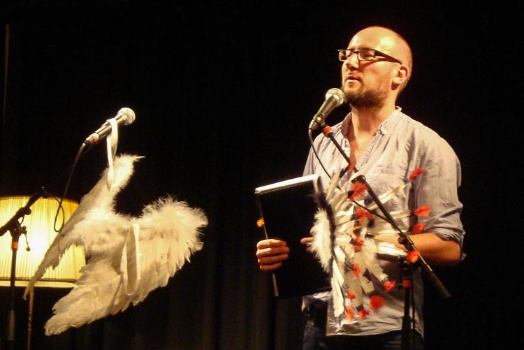 Wer einen Platz für Fremde Federn ergattern möchte, muss sich beeilen. Die Veranstaltungen sind sehr beliebt. Foto: Thomas Marienfeld Die nächste Ausgabe des Poetry Slams Fremde Federn präsentieren das Literaturbüro Oldenburg und Mario Filsinger am Freitag, 19. August.