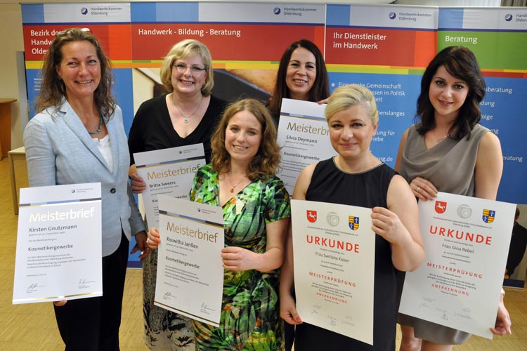 Die ersten Kosmetikmeisterinnen im norddeutschen Raum (von links): Kirsten Gnutzmann, Britta Sweers, Roswitha Janßen und Silvia Deymann. Svetlana Kaiser und Gina Rebel haben schon die Fachpraxis und Fachtheorie bestanden. Gleiches gilt für Vera Nordqvist und Patricia Rosiak, die auf dem Foto fehlen. Foto: Handwerkskammer Kirsten Gnutzmann, Britta Sweers, Roswitha Janßen und Silvia Deymann haben die Meisterprüfung für Kosmetikerinnen vor der Handwerkskammer Oldenburg bestanden.