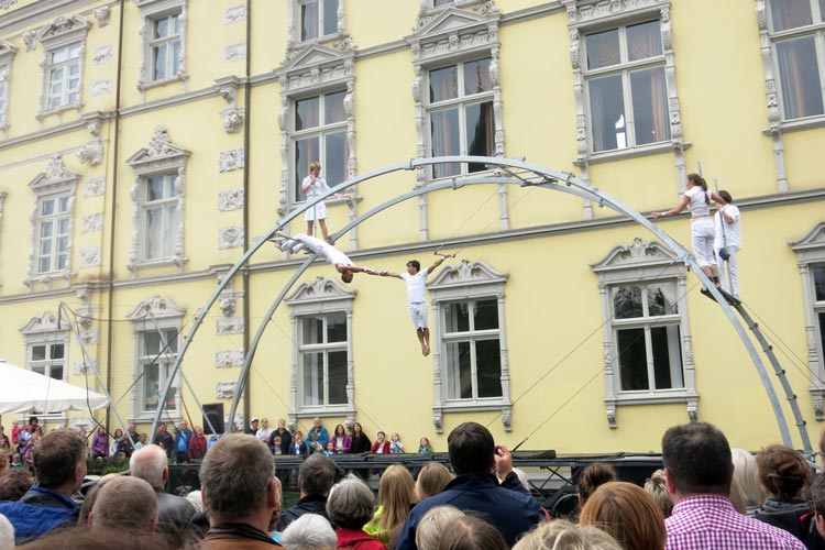 Trapezkunst vom Feinsten und mit viel Witz zeigt Omnivalent noch bis Sonntag um 18.30 Uhr vor dem Oldenburger Schloss.